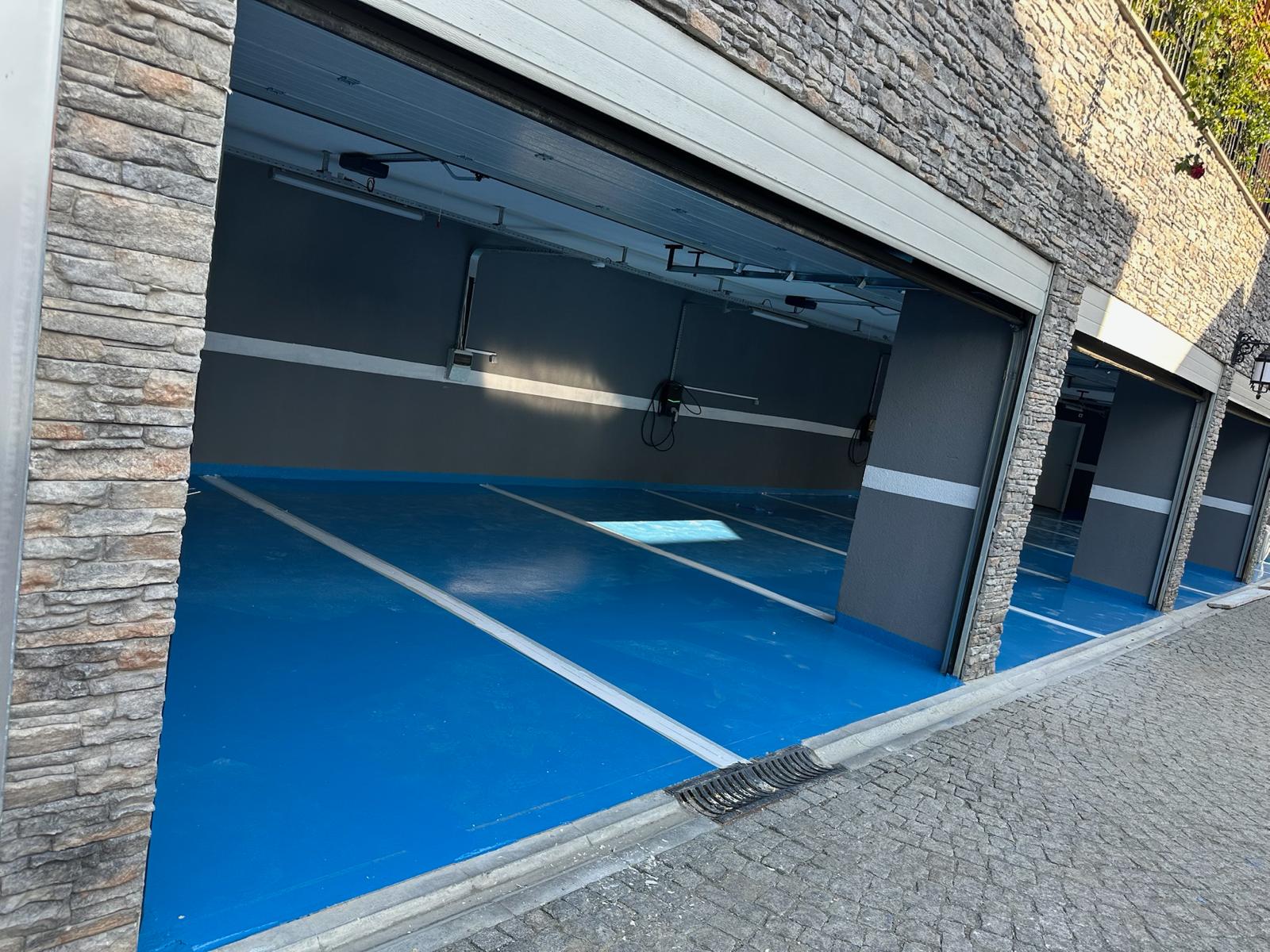 Mavi epoksi garaj